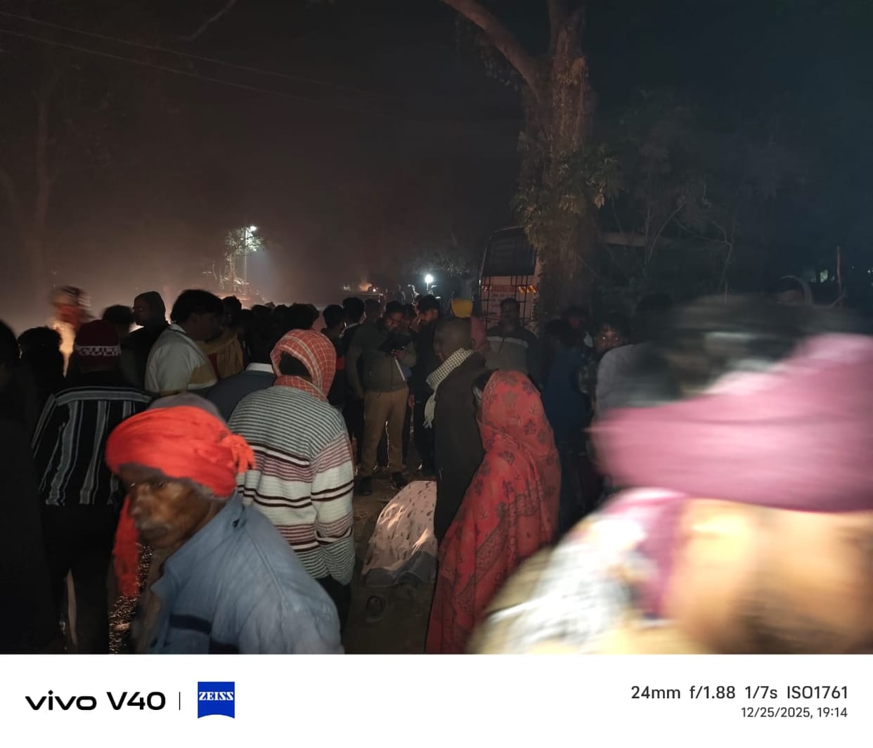 A young man riding a motorcycle died in a road accident, and two of his companions were seriously injured.