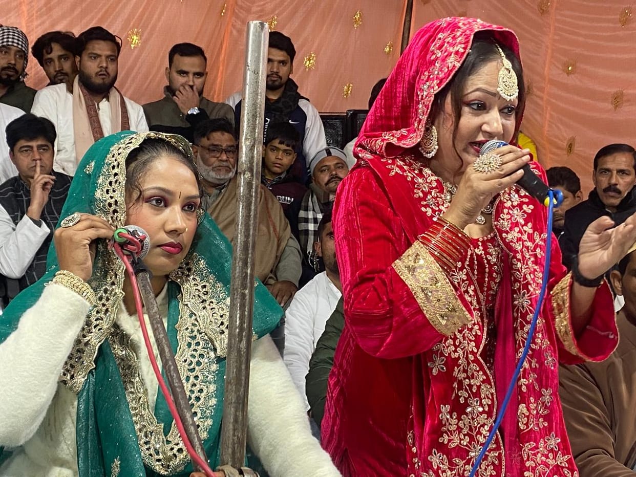 Hindus and Muslims should all live together, may Allah make India like this.