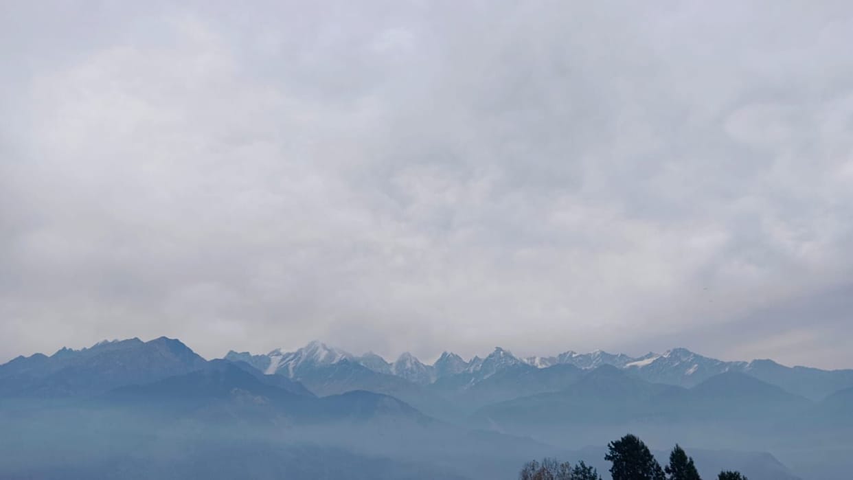 Cold wave grips Pithoragarh amid fog and clouds, chill intensifies