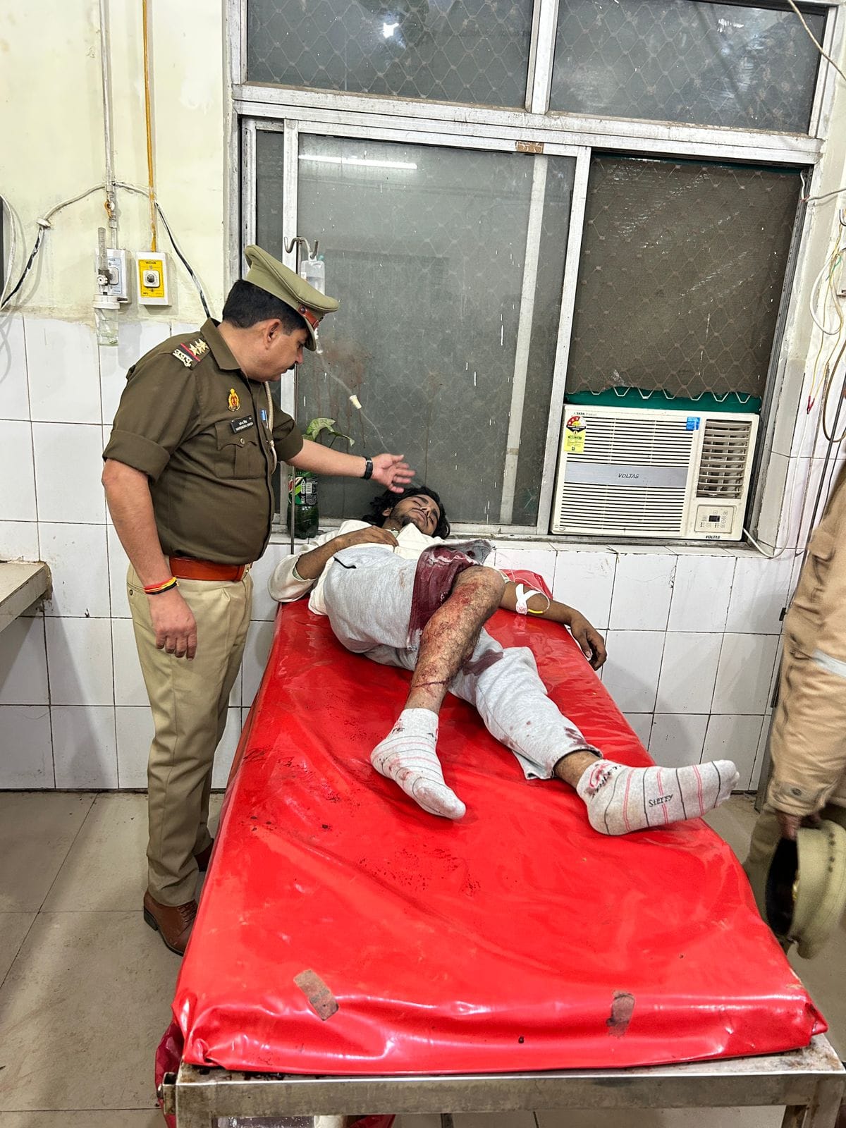 A criminal with a Rs 25,000 reward on his head was apprehended in an encounter; the criminal sustained a gunshot wound to his leg.