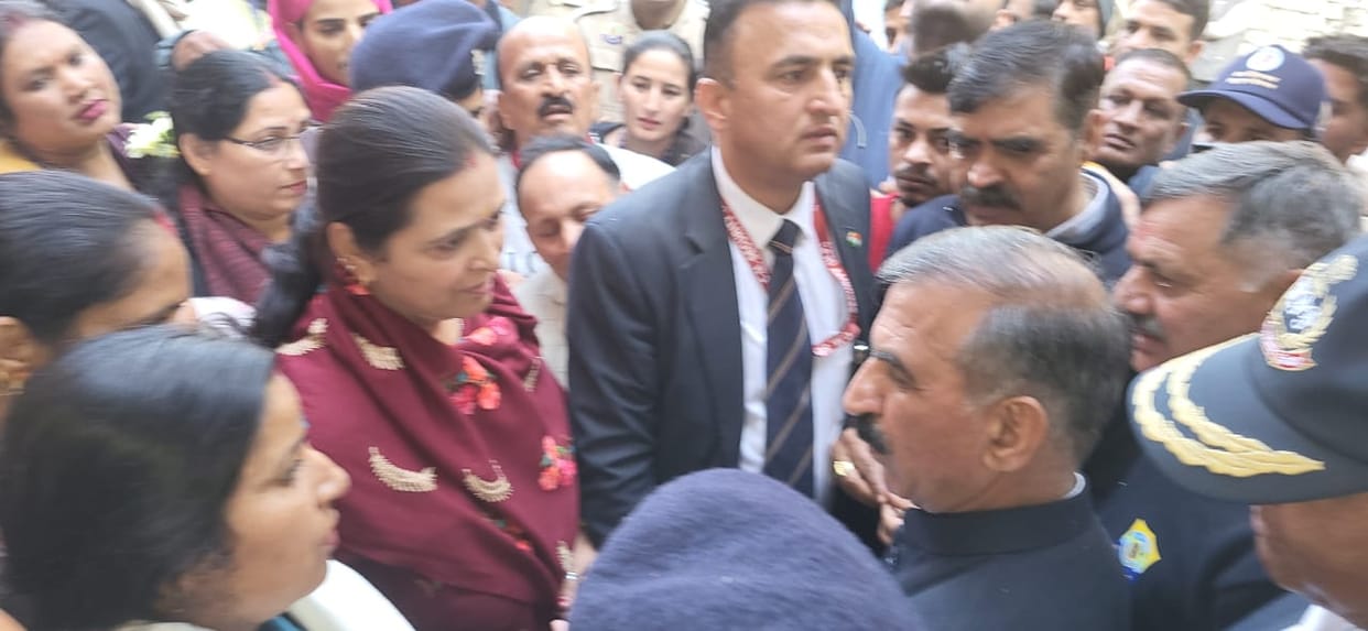 Laghat Mahila Mandal met the CM and raised the issue of FIR.