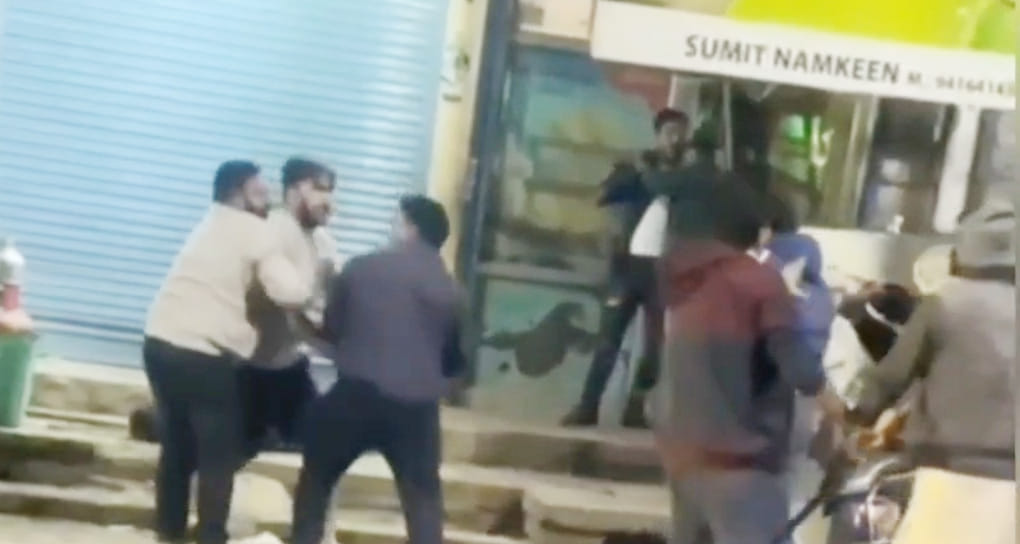 6-7 people attacked a confectionery operator and his brother with sticks and rods