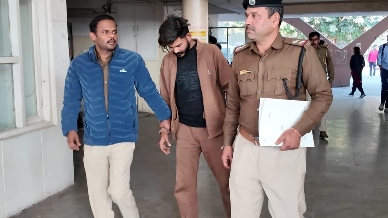 Drunk auto driver breaks vehicle and police rider's bike at bus stand
