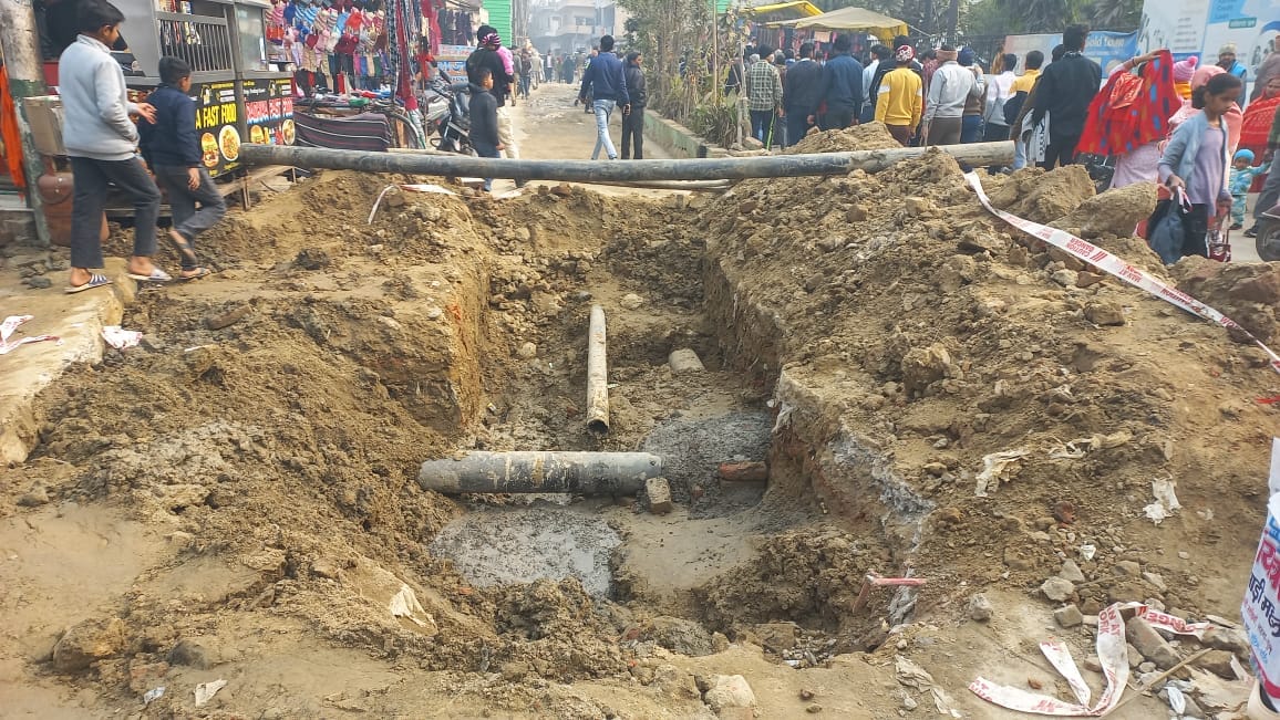 Jal Nigam contractor left the road after digging, shopkeepers worried