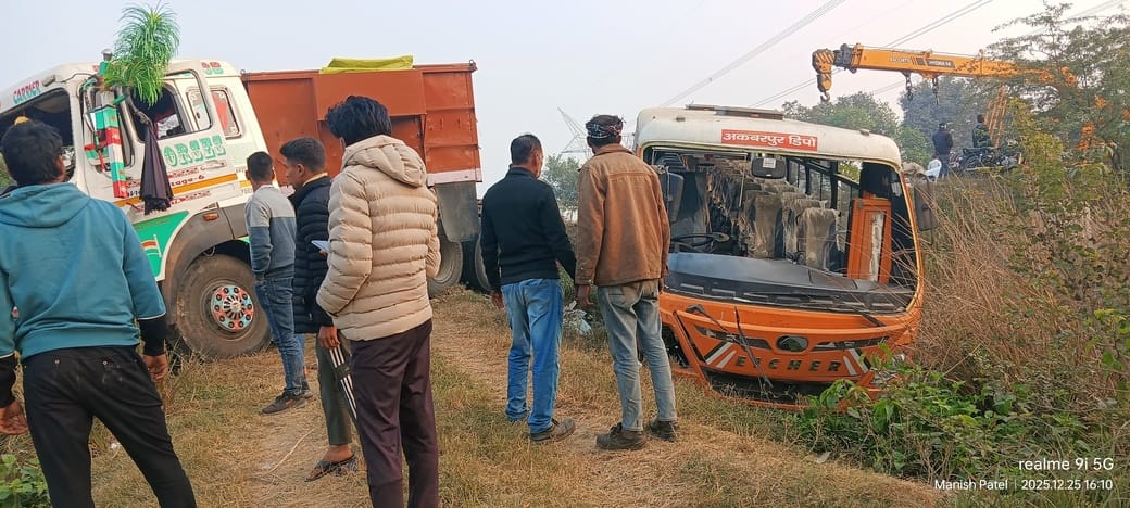 Trailer running on the wrong lane of the highway collides with a car and a bus, several injured