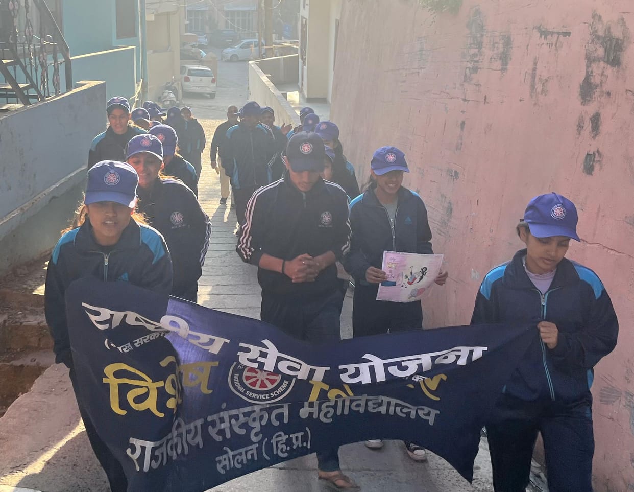 Volunteers of Sanskrit College protested against drug abuse in Solan, organized an anti-Chitta rally.