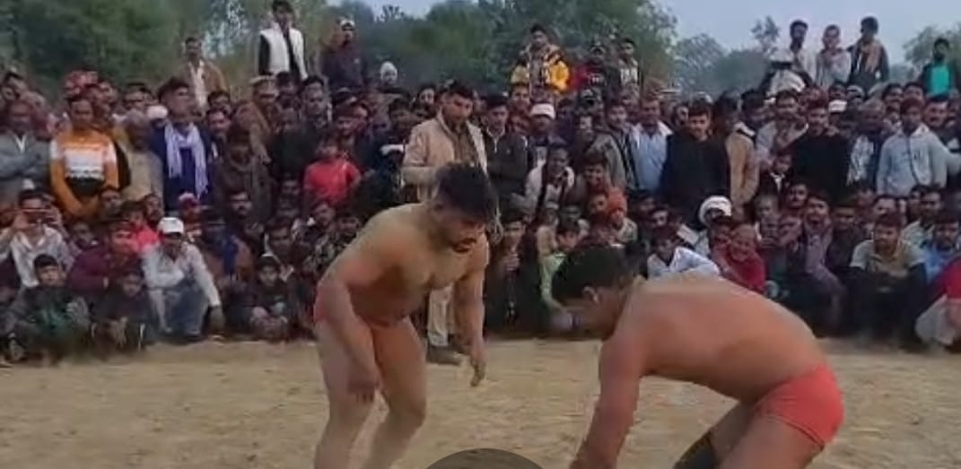 Rahul from Firozabad defeated Arjun from Temwa in wrestling