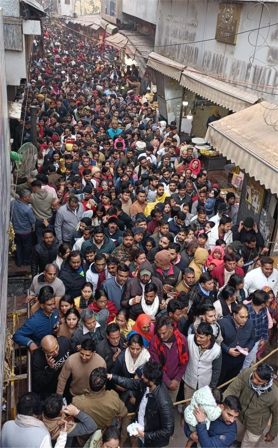 Devotees thronged the Thakur Banke Bihari temple; they offered prayers amidst the pressure of the large crowd.