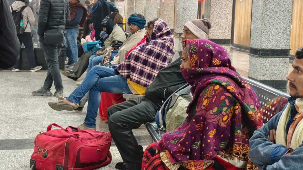 Trains delayed by nine hours due to fog, passengers shivered