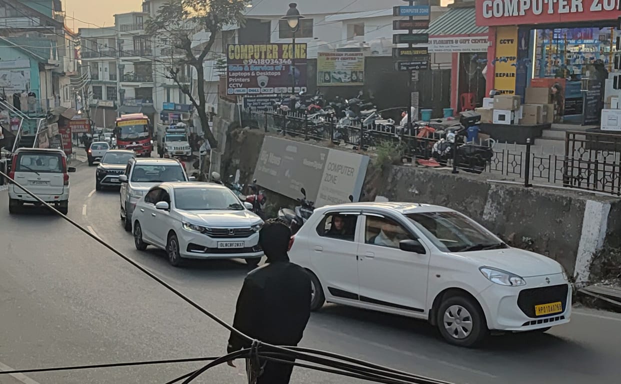 Traffic jam situation continued throughout the day in tourist city