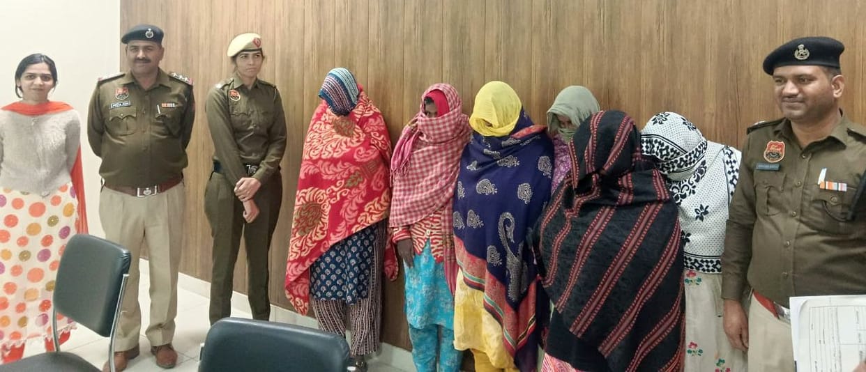 Six women who were pickpocketing people in markets, buses, and trains have been arrested.