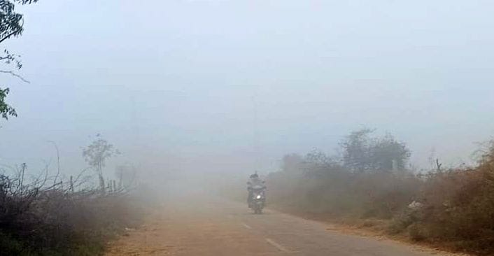 Fog and mist have intensified the cold, the temperature dropped by two degrees, and people are shivering.