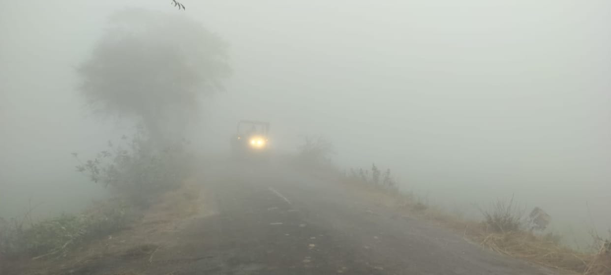 Dense fog prevailed from six o'clock to ten o'clock.