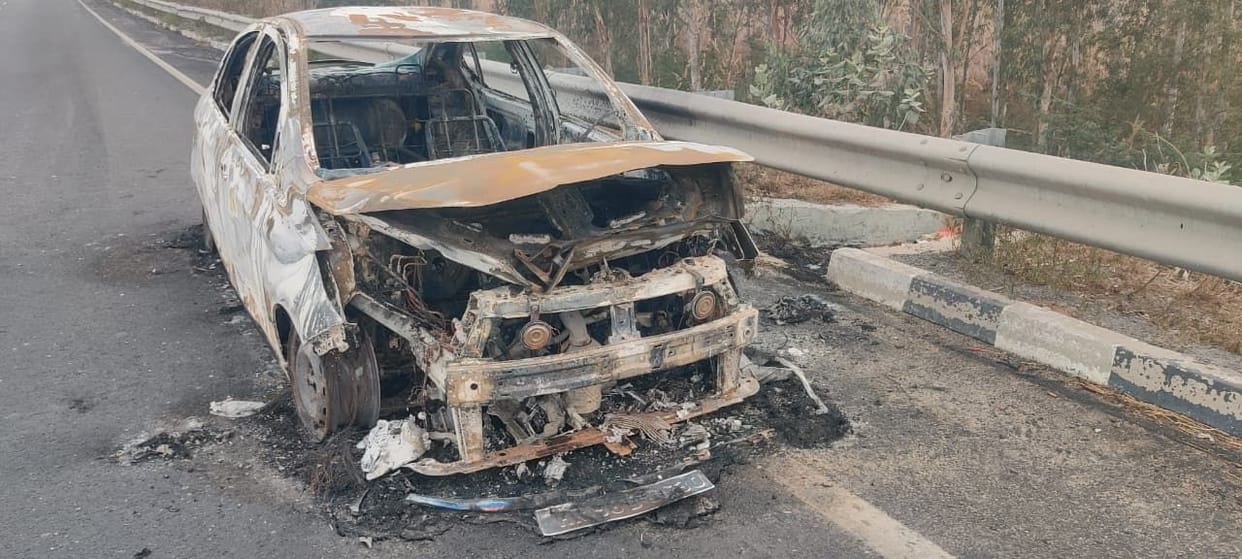 A CNG car caught fire, and the driver jumped out to save his life.