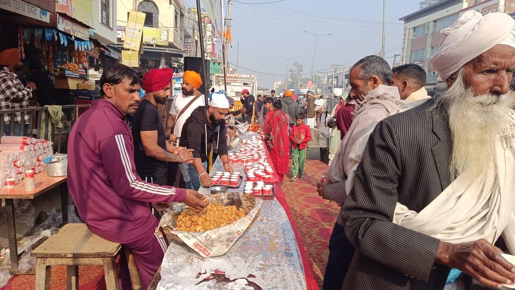 Milk Prasad was distributed on the occasion of Veer Bal Diwas.
