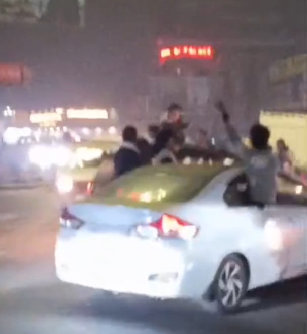 ABVP workers travelling in a car created ruckus at Begumpul.