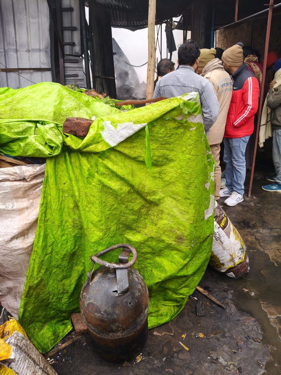 Eight illegal shops caught fire, cylinders exploded with a bang