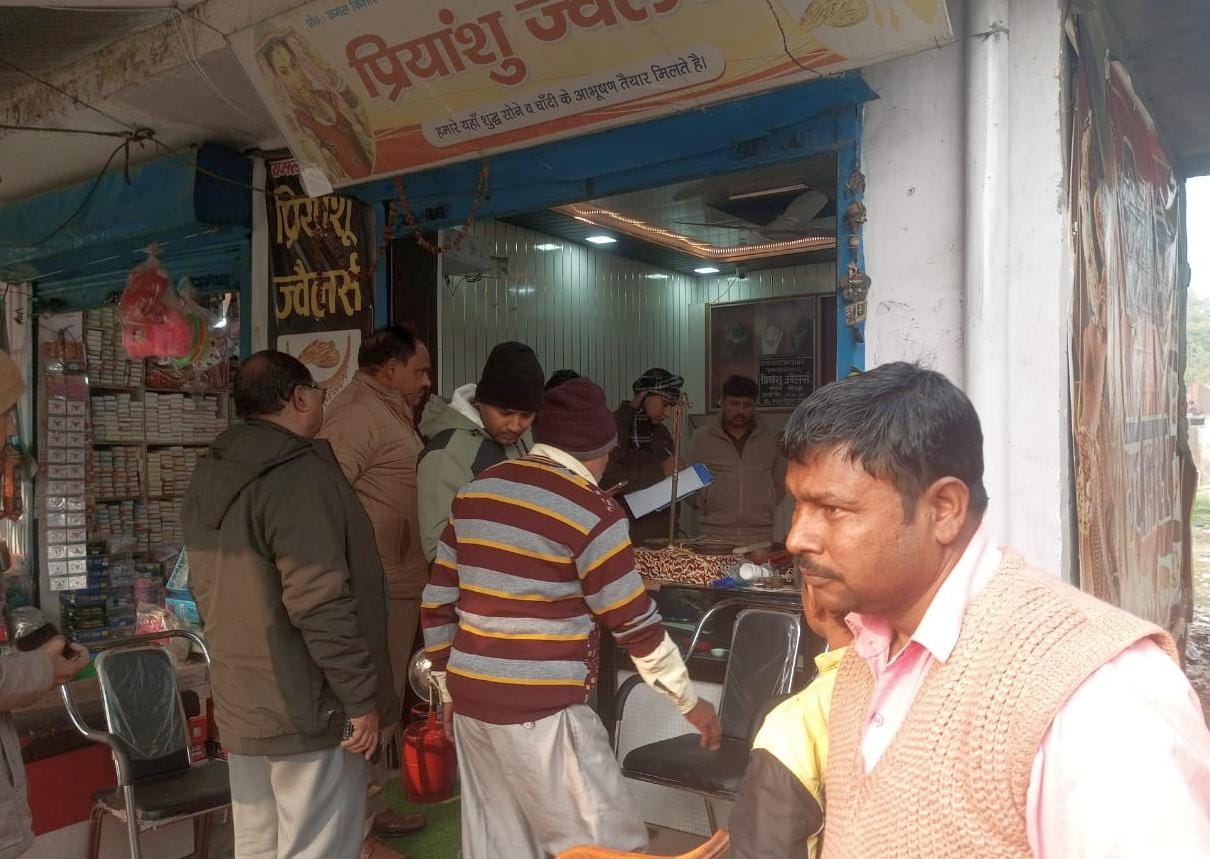 Jewellery worth lakhs stolen after breaking the shop shutter