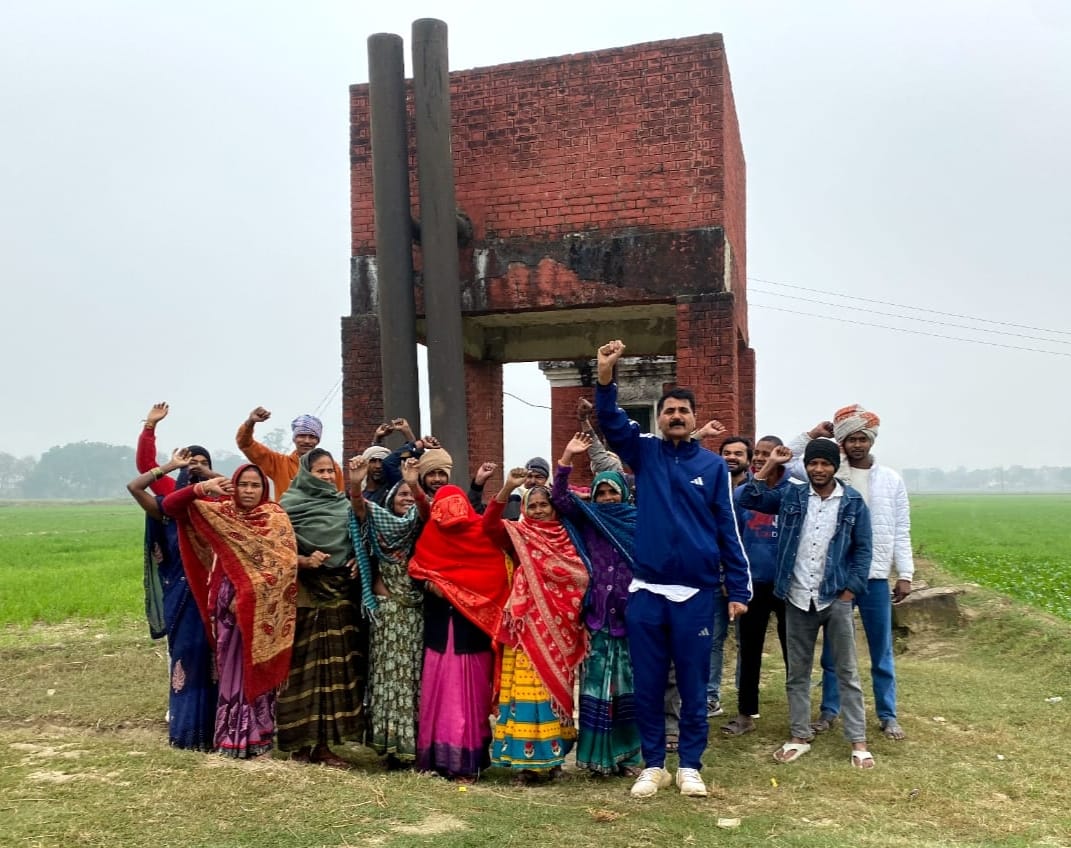 The tube well in Dala village has been out of order for the past 15 days, and farmers have staged a protest.