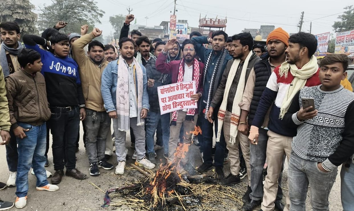Siddharthnagar News: ABVP protested and burnt an effigy