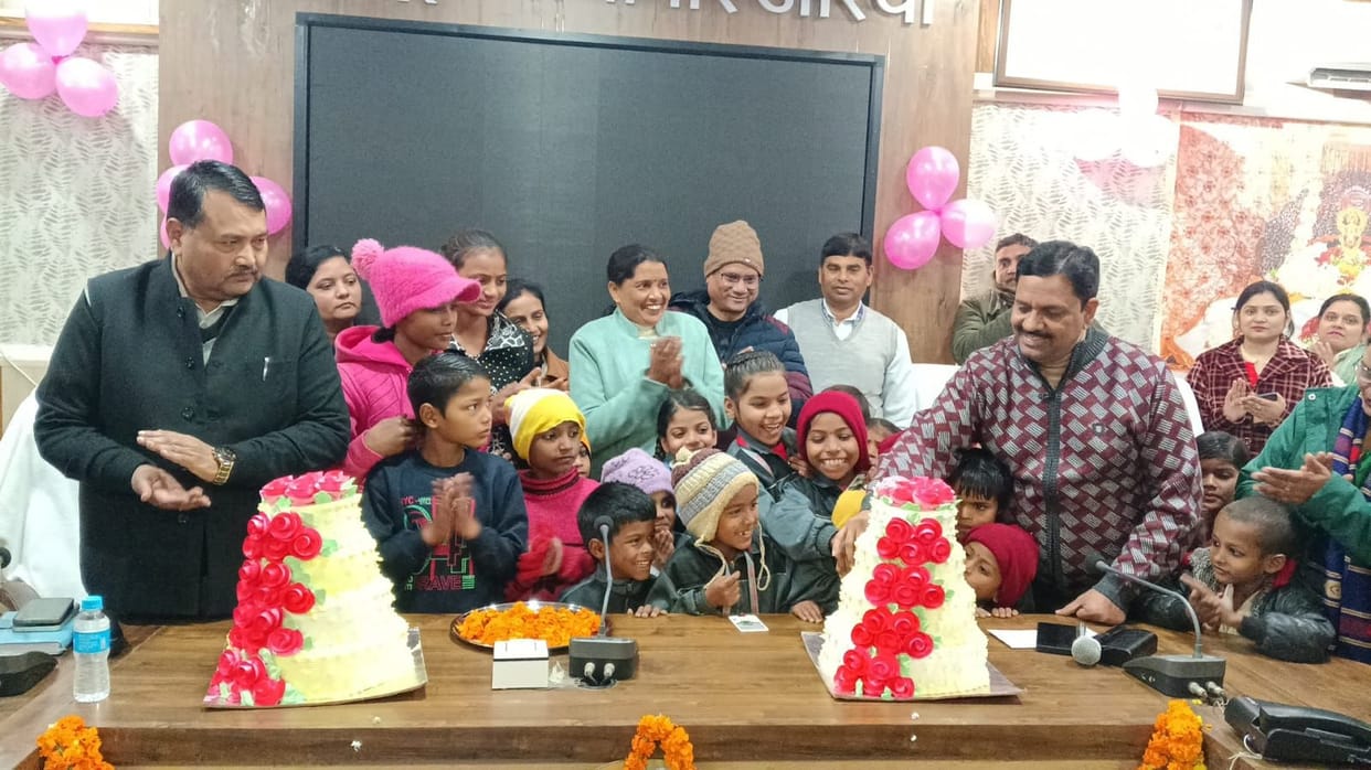 The DM inspired the children by telling them about the sacrifices made by Guru Gobind Singh's sons.