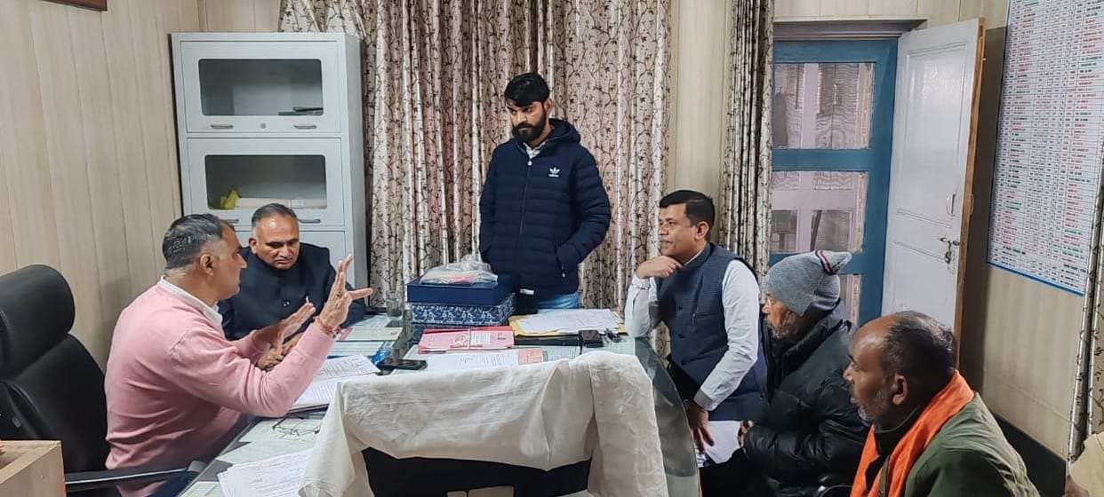 The municipal corporation and railway officials will inspect the land regarding the construction of a wall in front of the houses.