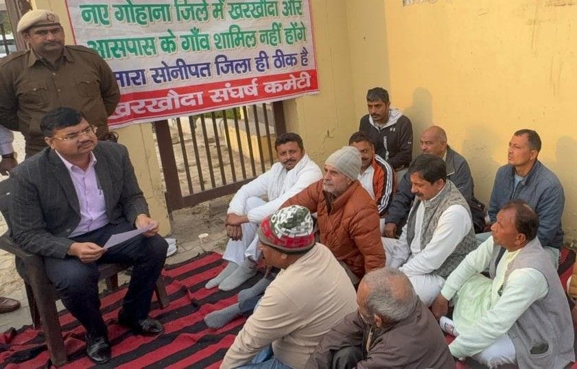The Kharkhoda Struggle Committee staged a protest.