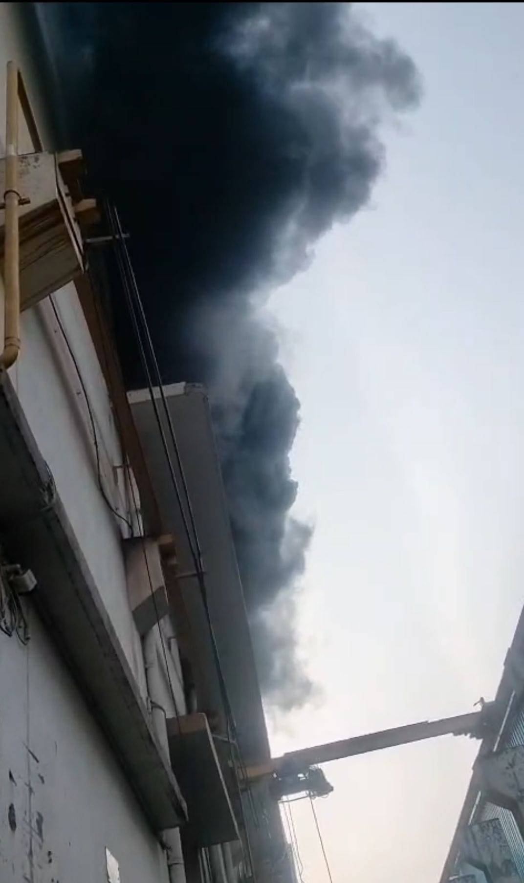 A fire broke out at the factory, and seven fire engines brought it under control in two hours.