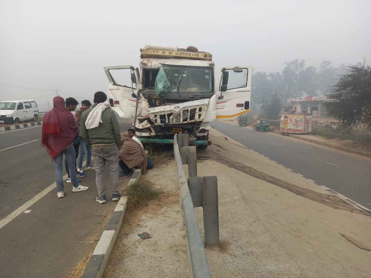 Fog causes trouble: 10 vehicles collide near Barwasni, traffic crawls on the highway.