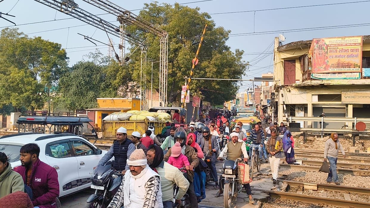 The crossing remained closed for 45 minutes, causing commuters to struggle with the traffic jam.