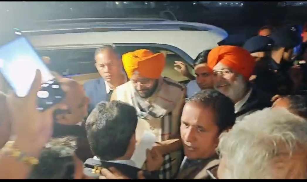 Saini met the workers after stopping the convoy while returning from Sirsa