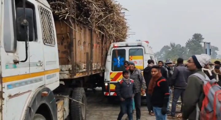 Bettiah bihar news Ambulance truck stuck passenger train stopped for 20 minutes today news in hindi