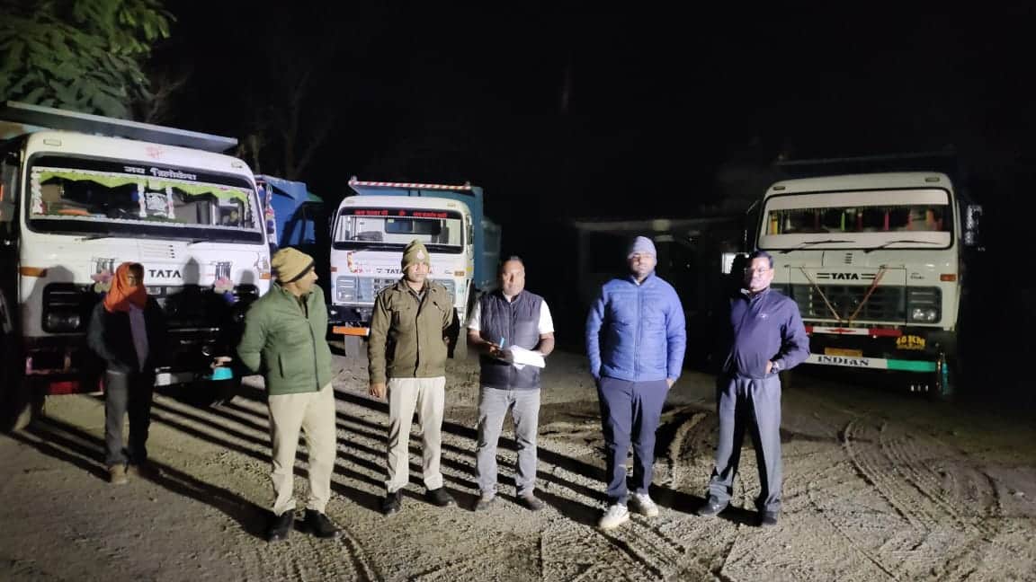 अवैध खनिज परिवहन के मामले में वाहन जब्त