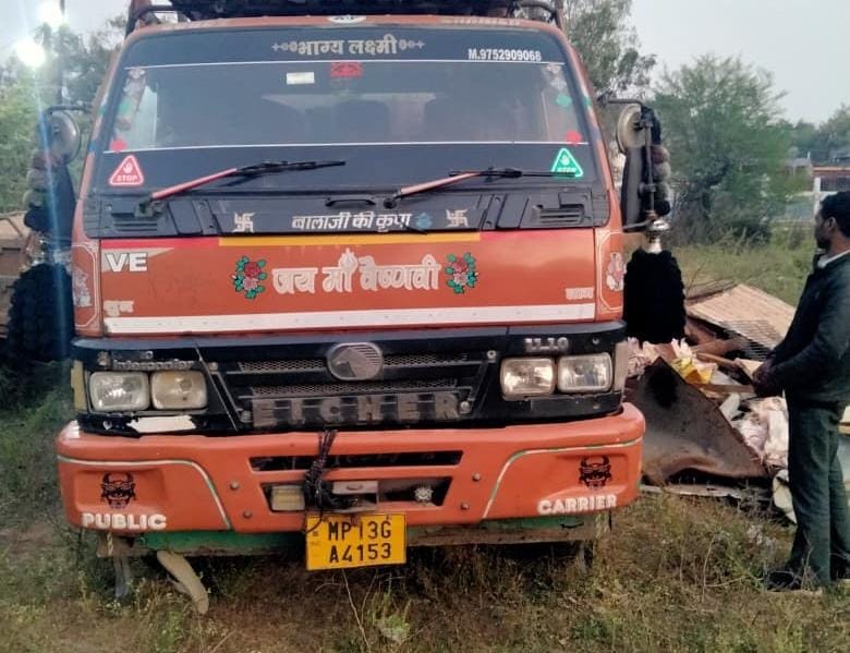 ट्रक समेत चार लाख का कबाड़ बरामद