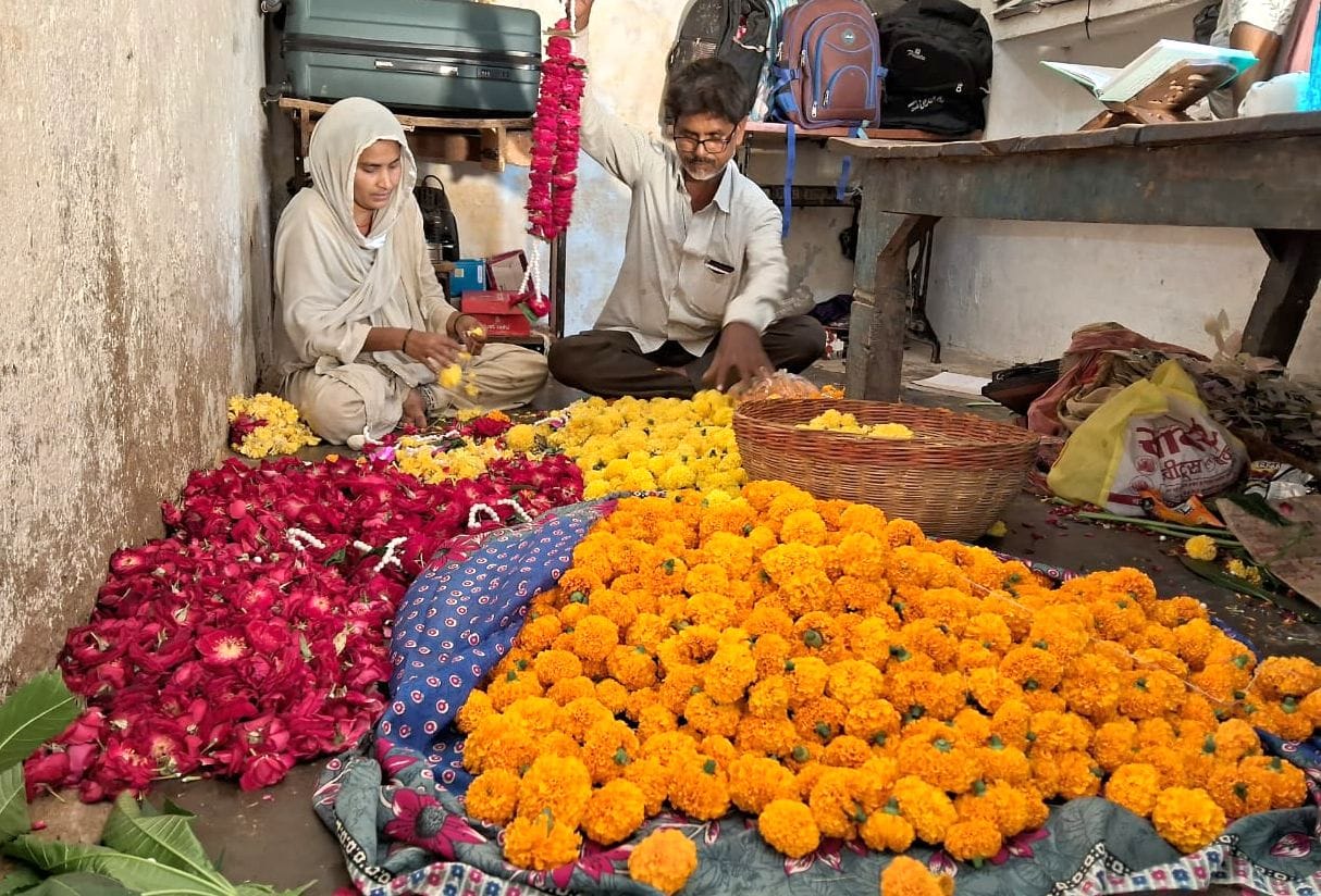 The flower market is filled with the fragrance of the New Year