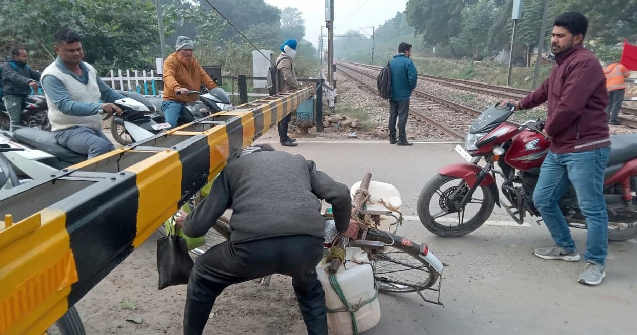 They didn't learn their lesson... people crossed the closed crossing without caring about their lives.