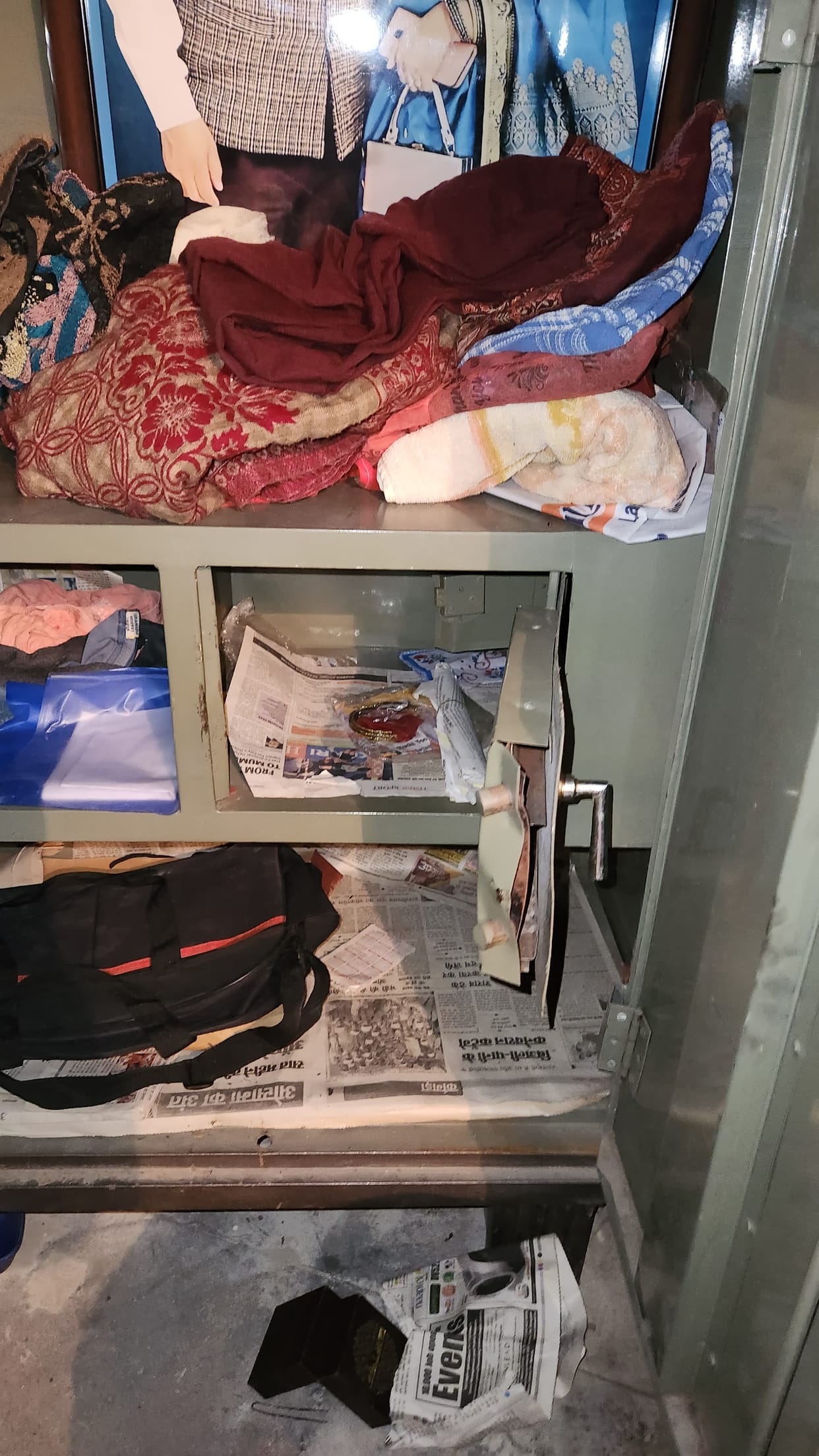 The locks of two houses in Bardam were broken, both families live in Delhi.
