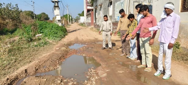 Ghitora-Gothra road in bad condition, people getting injured due to potholes