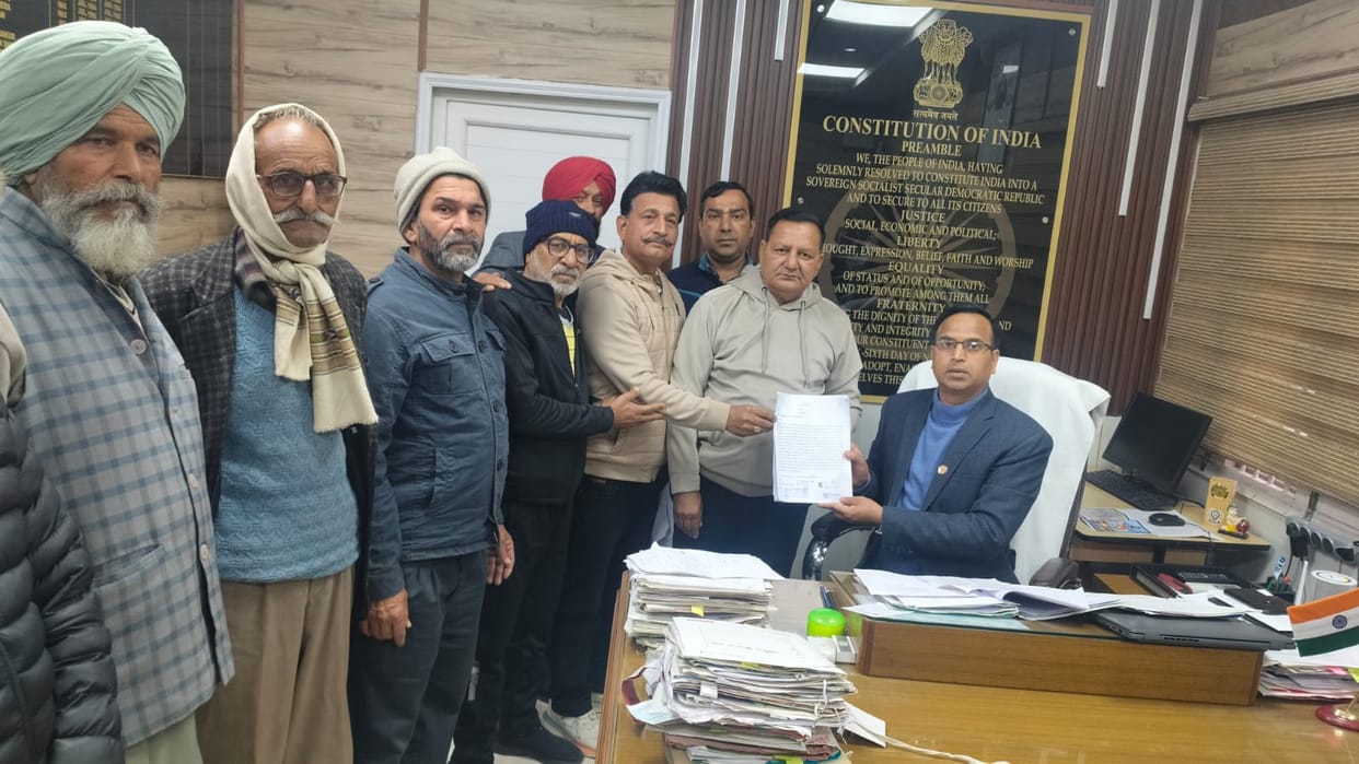Villagers protested against the liquor contract in Dabhota, submitted a memorandum to the SDM and DSP.