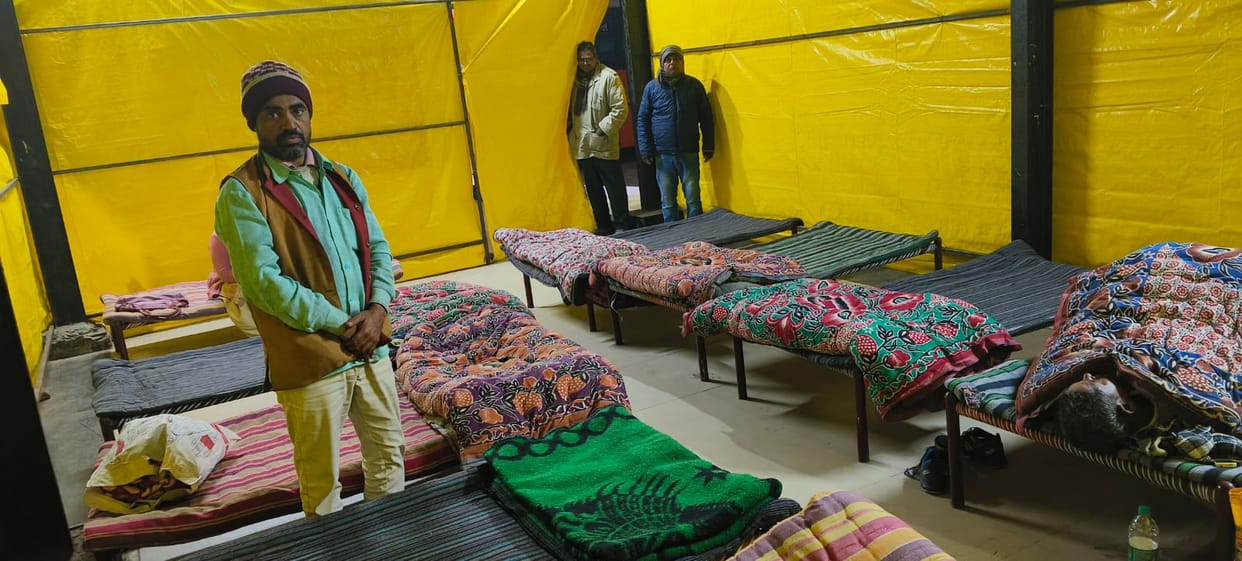 The night shelter's quilt is breathless, you'll shiver if you cover yourself with it.