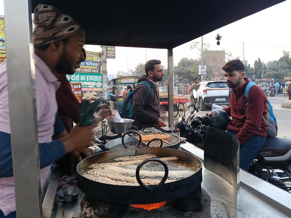 As the cold increases, sales of warm clothes and food items surge.