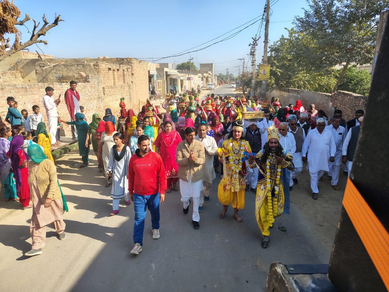 Before the start of the Shrimad Bhagwat Katha, a Kalash Yatra was taken out in Dhotad.