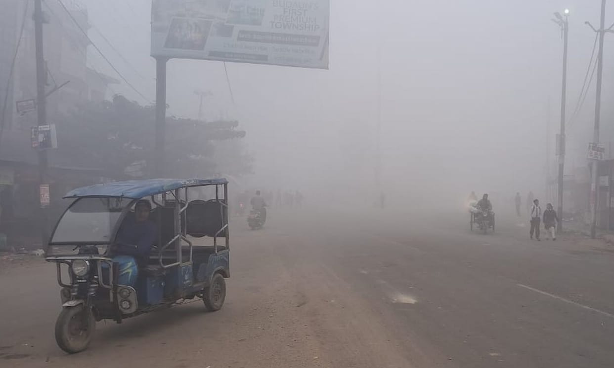 The day dawned with dense fog, and the cold wave left people shivering.