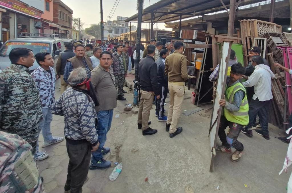 Municipal team faced harassment while removing encroachments.