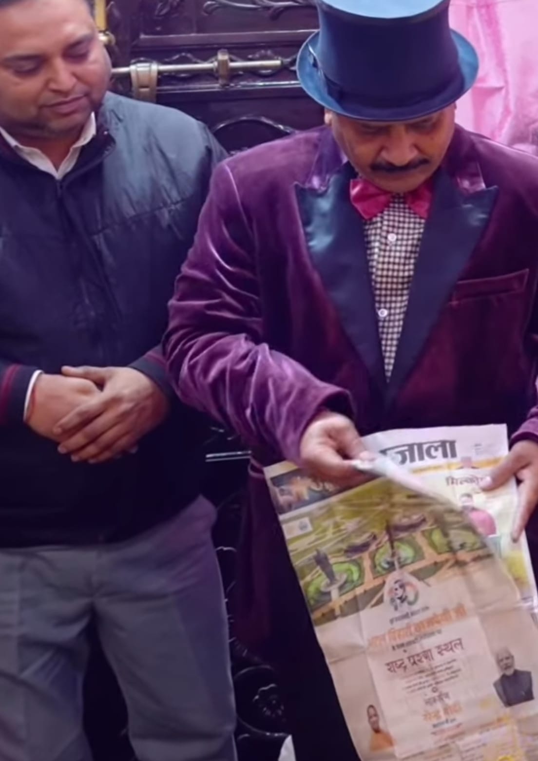 Magician Akhilesh showed his magical skills to Premanand Maharaj.
