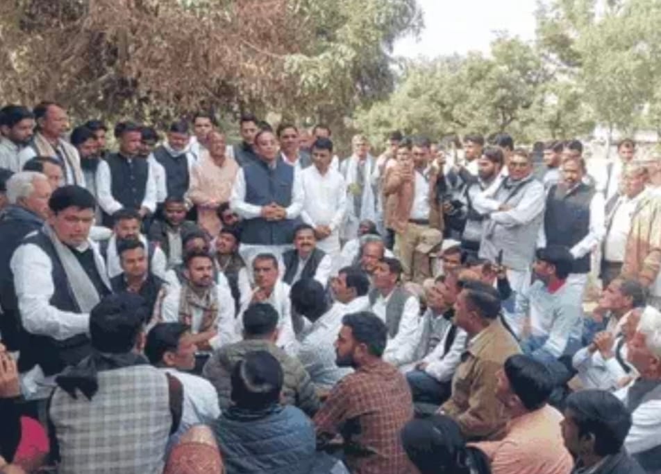 दौसा डाक बंगले में बैठकर मीटिंग करते कांग्रेसी।