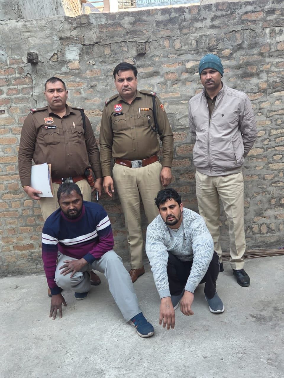 Two accused arrested for defrauding an elderly man in Uchana Mandi, cash recovered.
