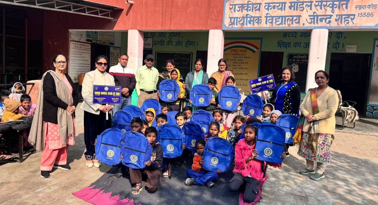 The Inner Wheel Club distributed school bags to the students.