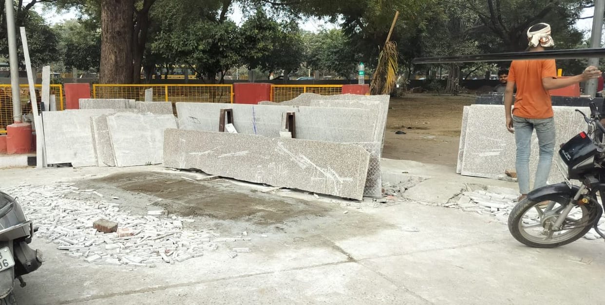 The stone cutting work in front of the emergency room was stopped.