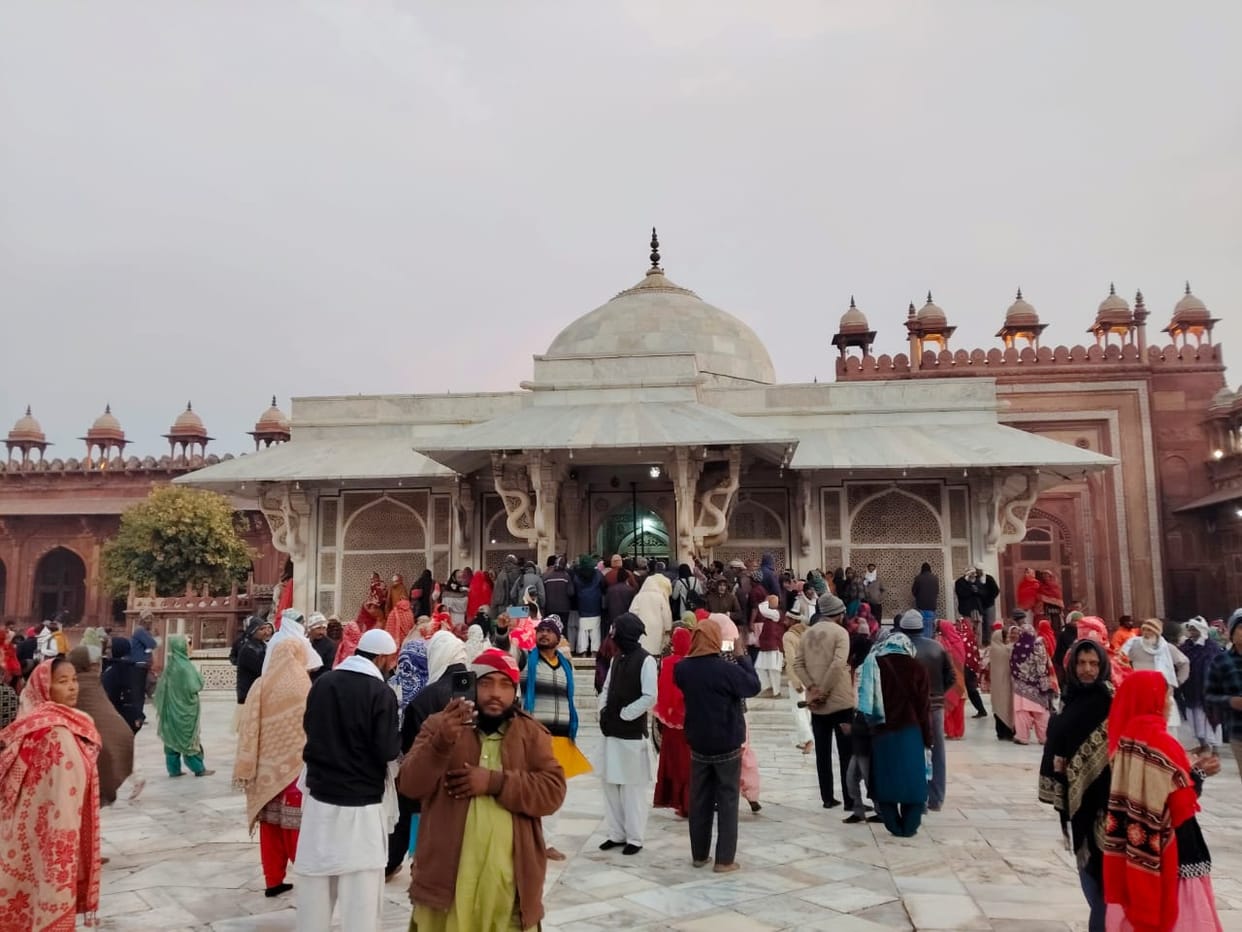 Thousands of pilgrims reached Fatehpur Sikri from Ajmer Urs